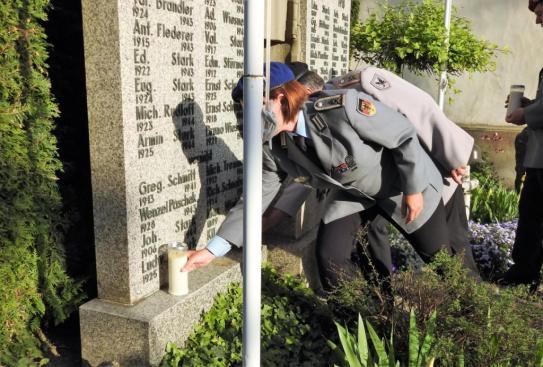 Abstellen der Friedenskerzen am Ehrenmal