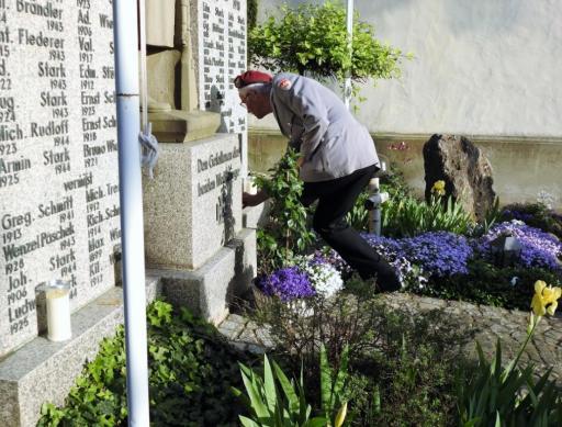 Abstellen der Friedenskerzen am Ehrenmal